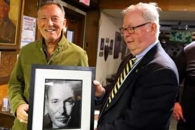 Bruce Springsteen riceve il ritratto creato dall'andriese Paola: �Oh wow, sono io�